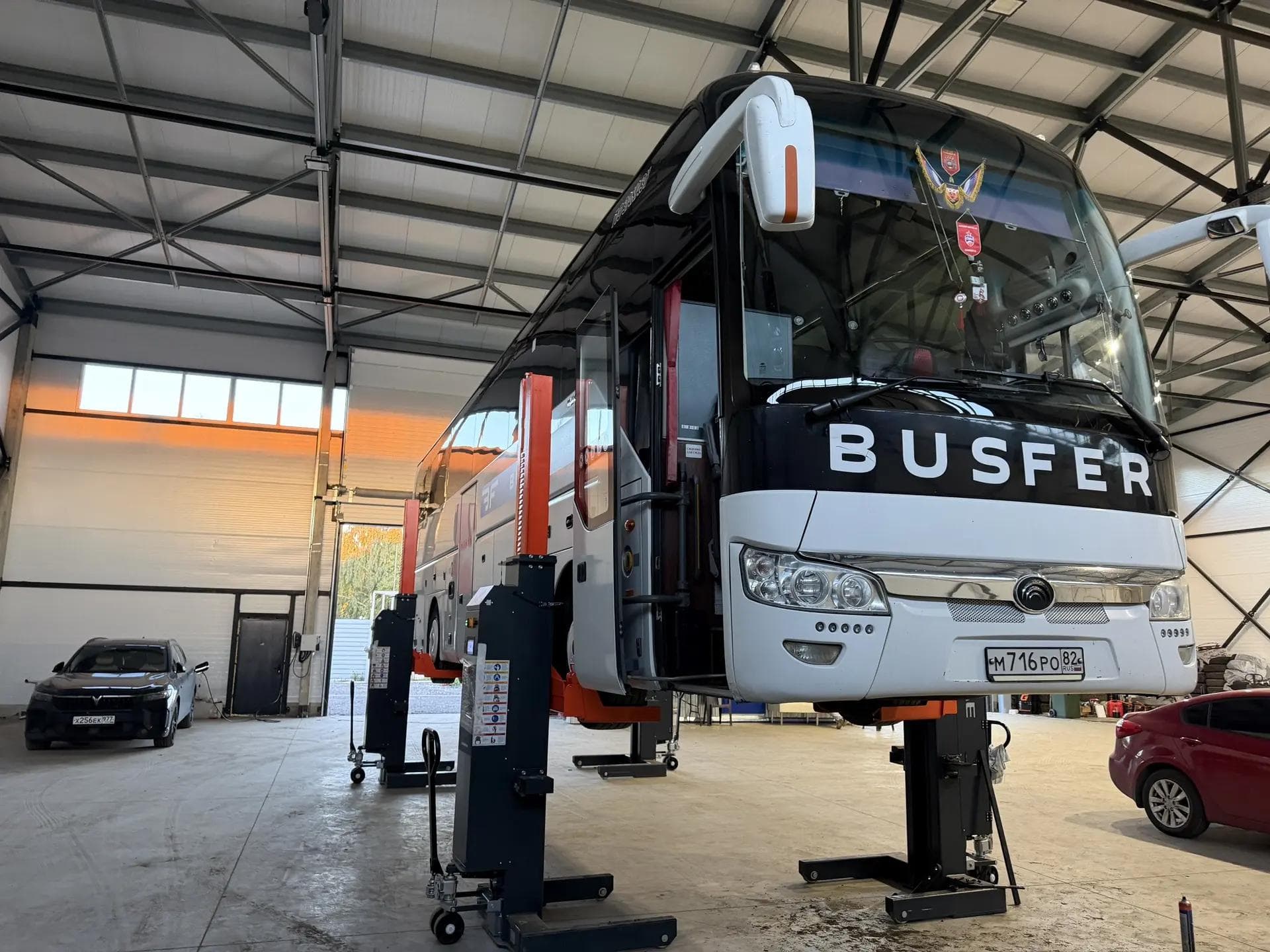 Автобус на мобильных подъёмных колоннах в BUS DOCTOR