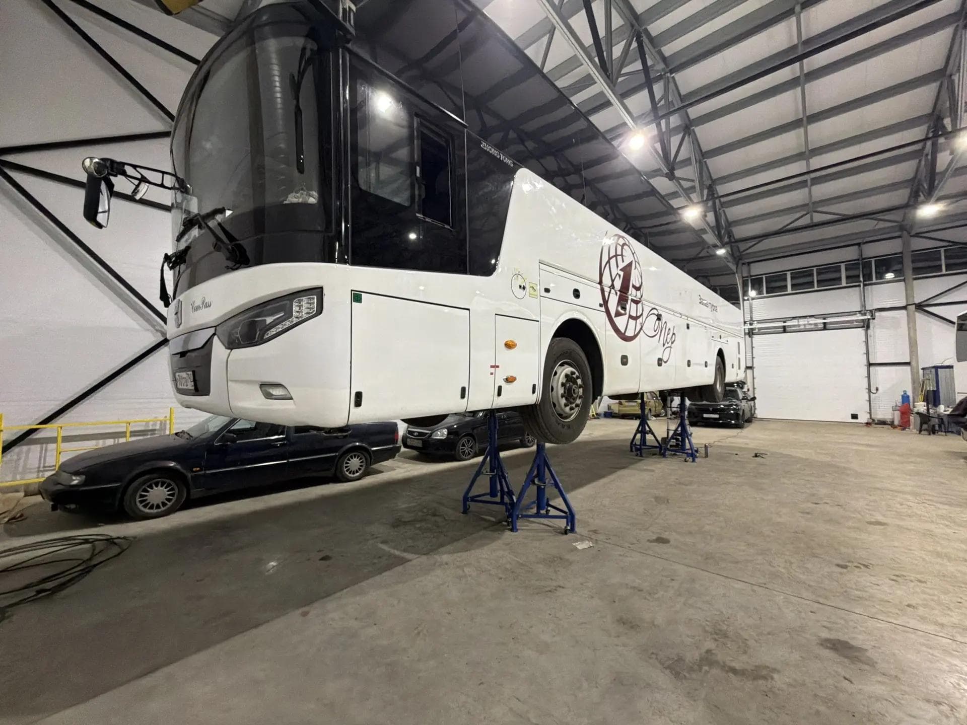 Автобус и легковые автомобили в ремонтной зоне BUS DOCTOR
